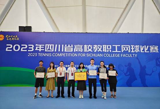 一群穿着蓝色衣服的人站在一起  中度可信度描述已自动生成